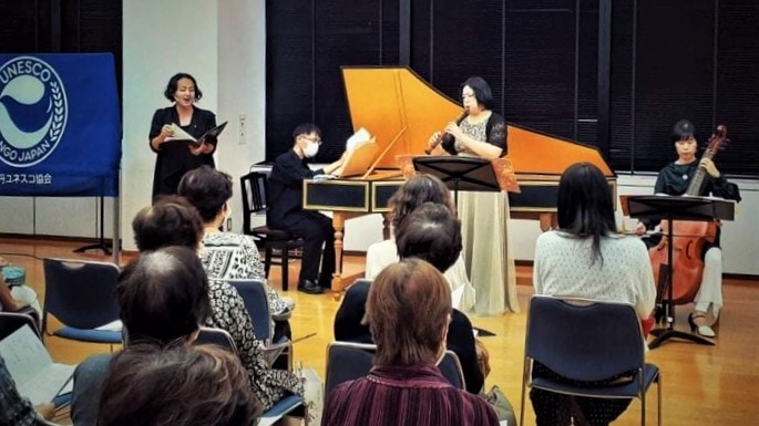 峯本さんと古楽器（4人）