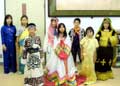 子どもたちに民族衣装