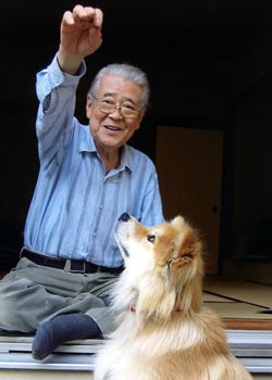 66号で愛犬ハナちゃんと遊ぶ平山会長