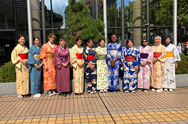 出身国は様々ですが自分で選んだ着物は似合ってます