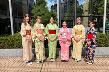 着物を着るとなぜか仕草が同じになる?