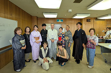 殿様姿の会長を囲んで