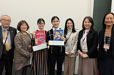 発表の２人を囲んで