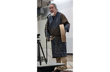 口承パフォーマンスを披露する結城氏