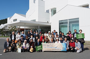 石巻博物館の前で