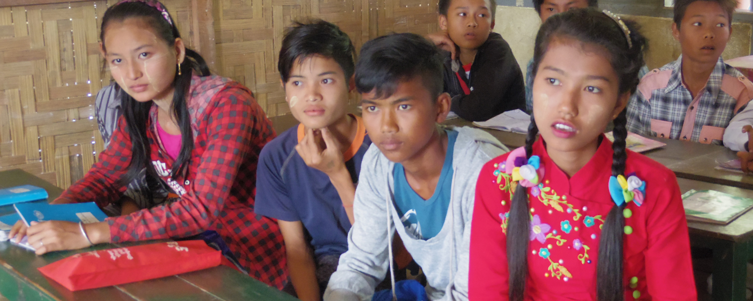 ミャンマーの寺子屋で学ぶこどもたち