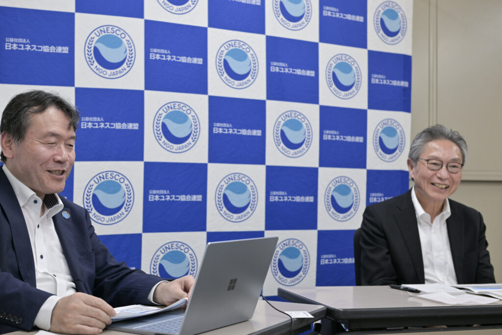 ファシリテーターと講師がオンライン講演でやり取りする様子