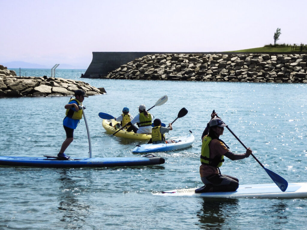 SUPやカヤックに挑戦する子どもの様子