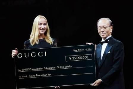 GUCCIクリエイティブ・ディレクターのフリーダ・ジャンニーニさんより、ユネスコ協会就学支援奨学金への寄附金の授与