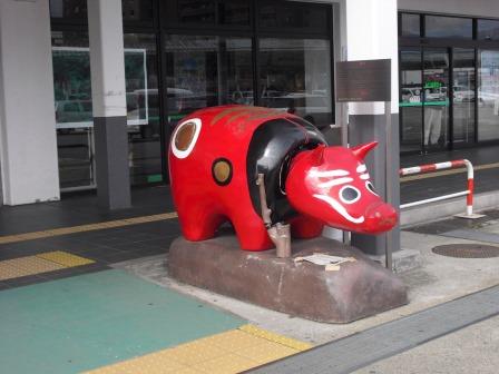 会津若松駅前の赤べこ（伝統工芸）